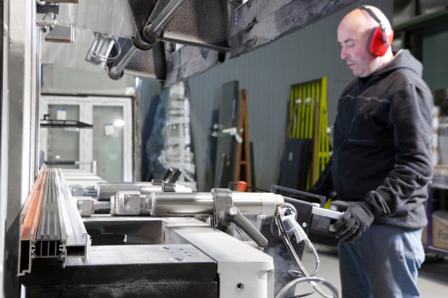 Aluminiozko leihoak neurrira fabrikatzen eta instalatzen ditugu Gipuzkoan